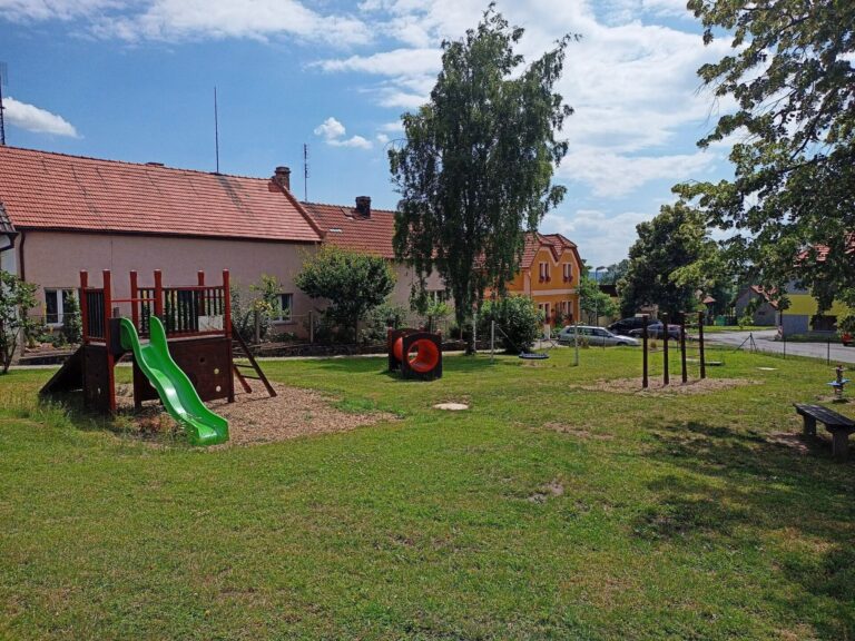 Dětské hřiště v obci Klapý nedaleko Farmy pod Hazmburkem.