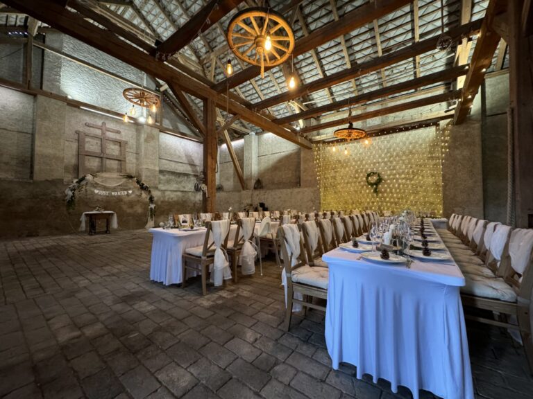 Svatební výzdoba a posezení pro hosty ve stodole Klapý