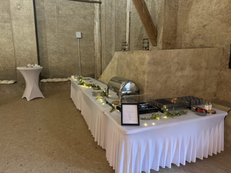 Cateringový kout se švédským stolem ve stodole Pod Hazmburkem