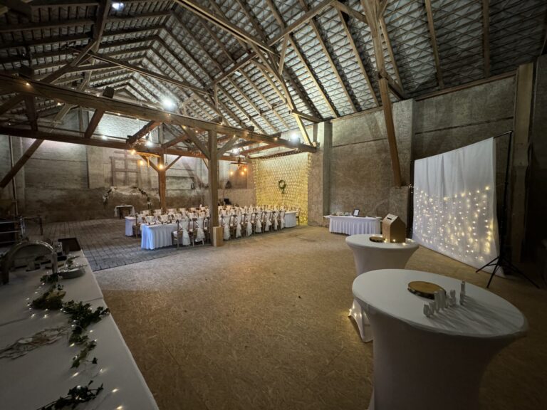 Prostorný interiér stodoly vhodný pro obřad nebo večerní zábavu