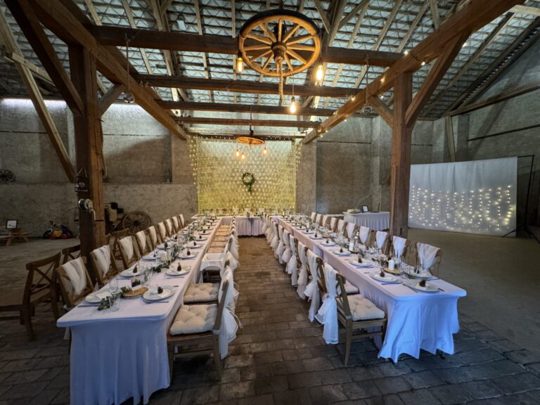 Slavnostně prostřená svatební tabule ve stodole