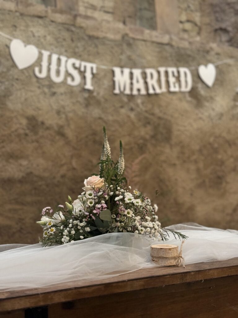 Svatební dekorace s nápisem Just Married ve stodole Pod Hazmburkem