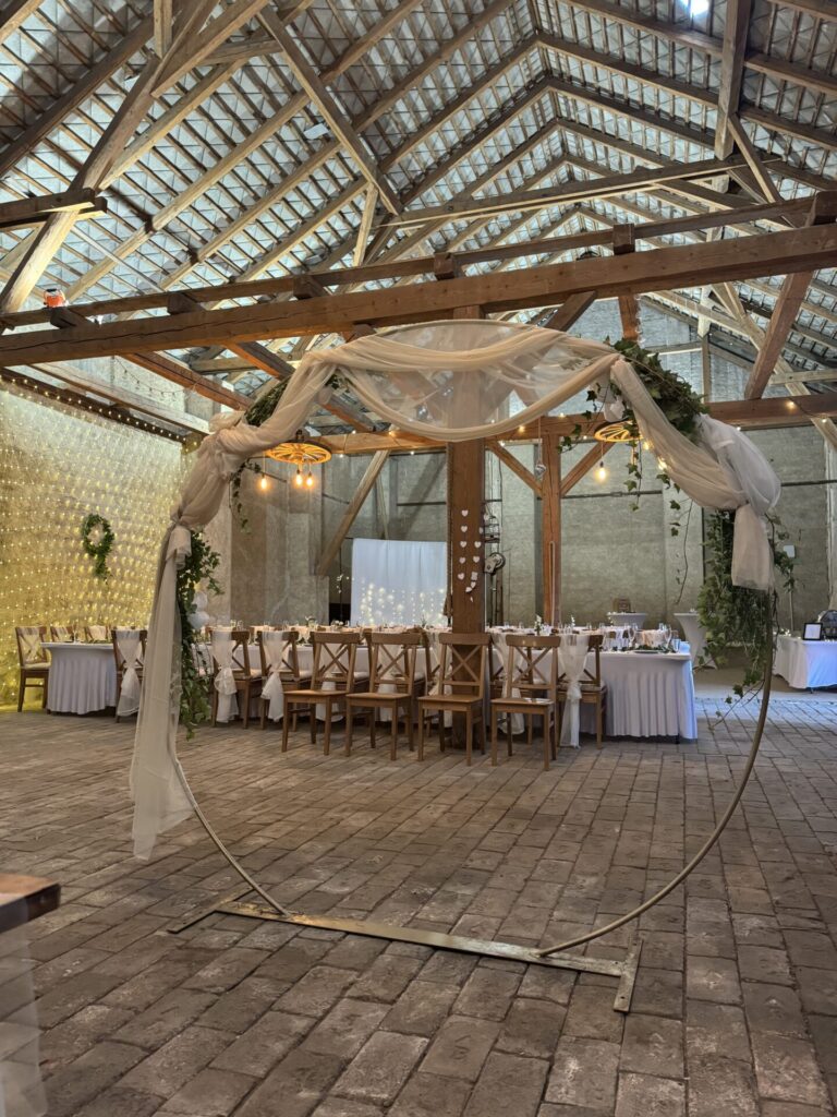 Svatební brána a slavnostní výzdoba stodoly v Klapý