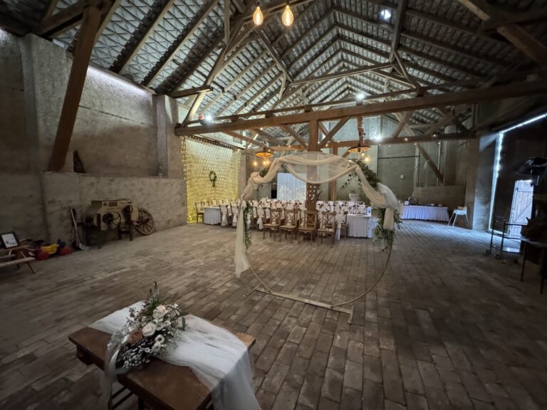 Pohled na interiér stodoly s výzdobou a posezením