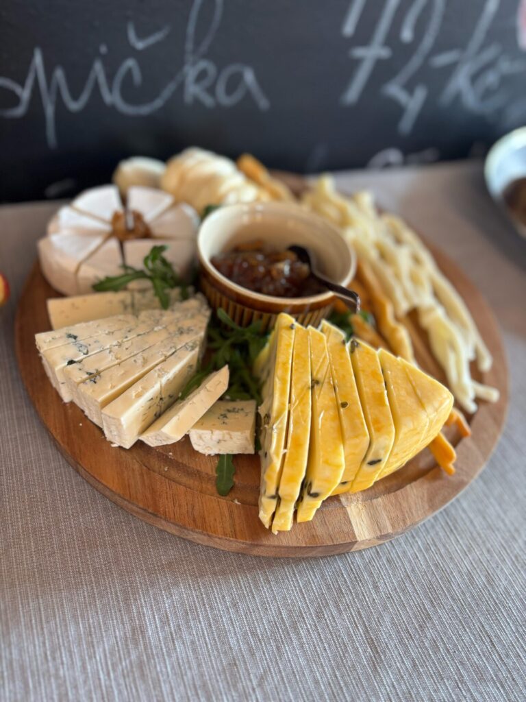 Domácí prkénko se sýry a čerstvým pečivem z Bistra Pod Hazmburkem