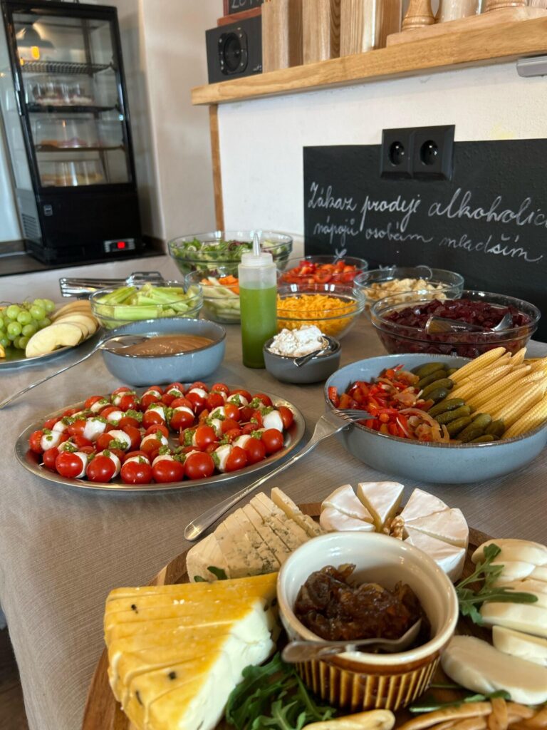 Rautový stůl plný čerstvého občerstvení a zeleniny v Bistru Pod Hazmburkem